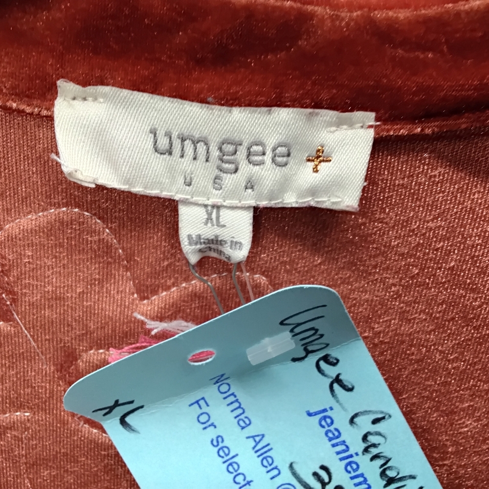 3904 Size XL Umgee Rust Velvet Button-Front Tunic with Blush Floral Trim - Picture 6 of 7